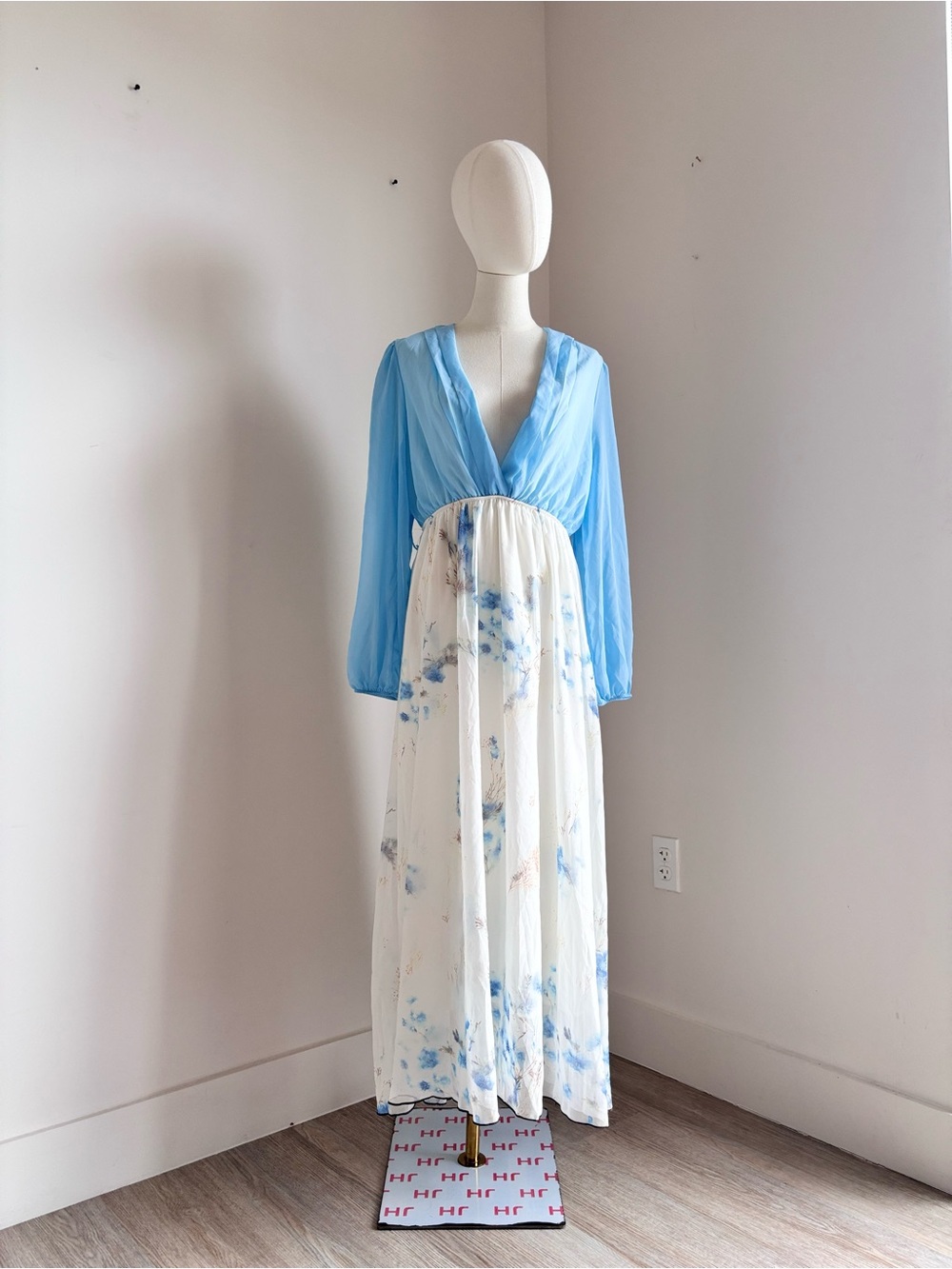 Emilia Blue Plissee V Neck Long Sleeve Floral Maxi Dress NWT L No Belt